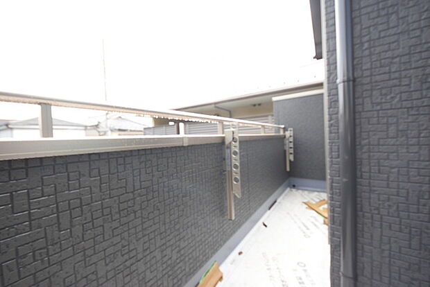 陽ざしが差込む明るいバルコニー。奥行きのあるバルコニーはお洗濯時に助かります。