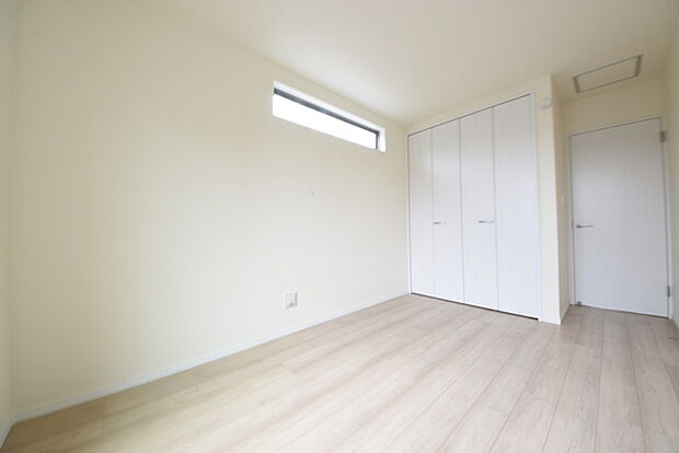 今からここを誰のお部屋にしようか、そんな洋室。大きさは4.5帖です。