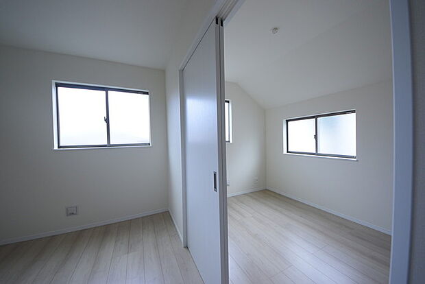 ご家族様の成長に合わせて、仕切りをつけれる洋室です。