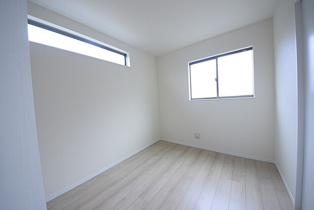 今からここを誰のお部屋にしようか、そんな洋室。大きさは4.84帖です。