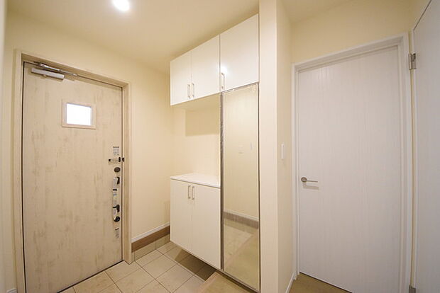 お宅の顔となる明るく開放的な玄関。ご家族皆様様の靴を収納できるスペースと全身鏡があり、お出掛け前に身だしなみチェックもできます。 