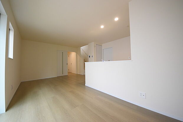 いつも家族の集まるリビングは広々とした15.12帖。通風・採光にも優れ、心安らぐ風と光がたえない空間。汎用性に富んだ居住スペースと、高揚感さえも与えてくれる住空間です。 