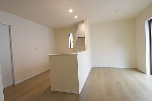 家族が一番集まる場所だから広々としつつも素敵な空間であって欲しい。皆がくつろぐリビングからキッチンまでが一つに繋がる空間。 