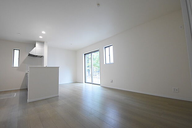 明るい光が降り注ぐ窓があるキッチンはお料理を作る時の気持ちもいつもより明るくなります。近くに窓があるので換気もしやすいですね。 