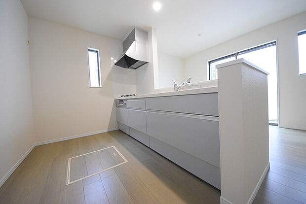 家族団欒のリビング。陽光差し込む食卓には家族の会話とスマイルが溢れます。いつまでもここで食卓を囲みたくなる、そう感じさせてくれるスペース。 