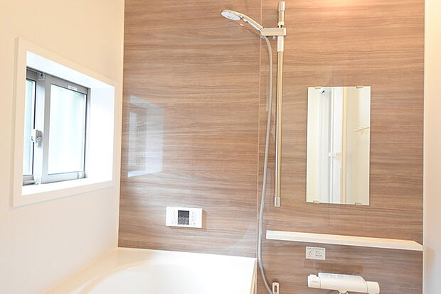 一緒にお風呂に入っている子供達の声がリビングまで聞こえてきそうな広々とした1坪バス 