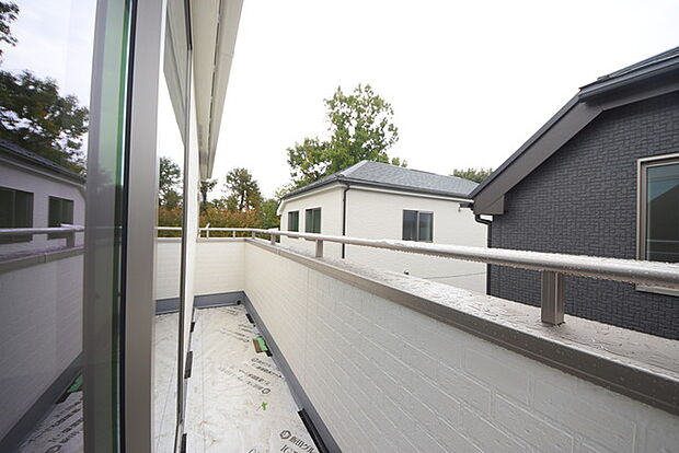 陽ざしが差込む明るいバルコニー。奥行きのあるバルコニーはお洗濯時に助かります。 