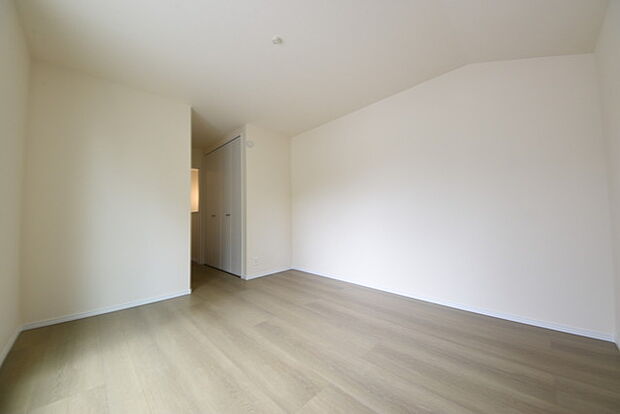 今からここを誰のお部屋にしようか、そんな洋室。大きさは8帖です。 