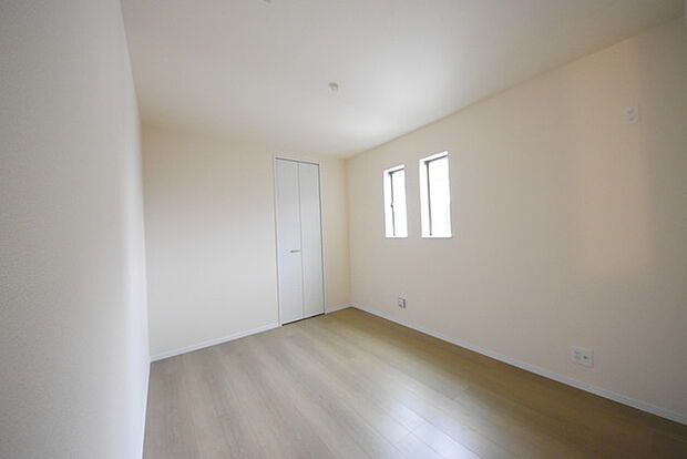 今からここを誰のお部屋にしようか、そんな洋室。大きさは6帖です。 