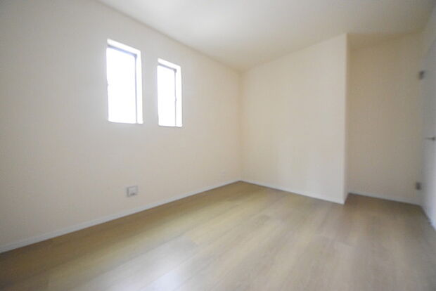 今からここを誰のお部屋にしようか、そんな洋室。大きさは6帖です。