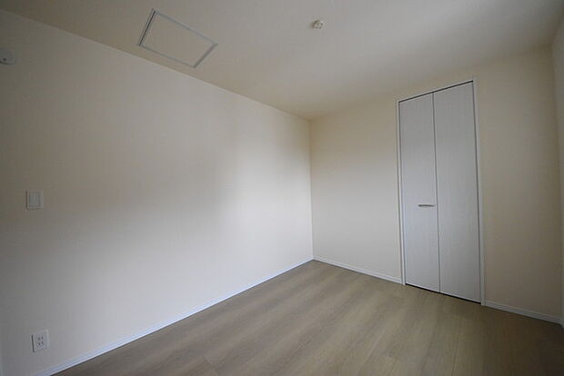 今からここを誰のお部屋にしようか、そんな洋室。大きさは6帖です。 