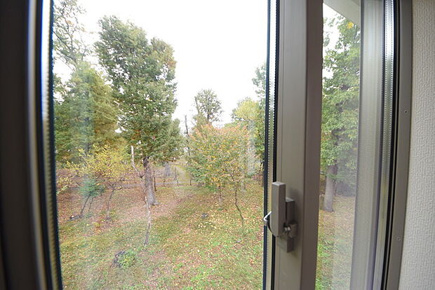 窓から眺める風景は一日の疲れを癒すヒーリングを奏でる、心地の良い時間を演出してくれます。室内も重要ですが、周りの環境もマイホーム選びの大事なポイント 2階の東南の角部屋洋室。大きさ8帖です。 