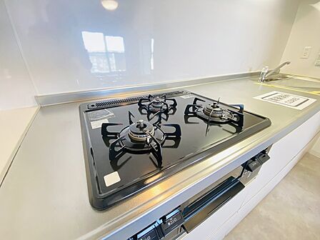 壁付のキッチンは上部に収納が作りやすいのがメリット。空間を有効活用したすっきりとしたデザイン。