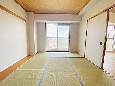 バルコニーに面した6.8帖の和室。開口部からは優しい陽光が差し込み心地よい風が通り抜けます。