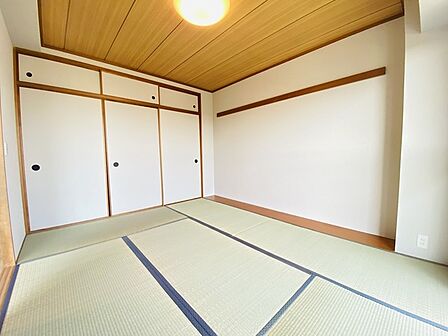 どんな家具にでも相性が良い清潔感ある白色調のクロスを採用。主張しすぎない配色、耐久性にも優れた床材は日々のメンテナンスも楽に、快適に過ごして頂けるよう考えられています。