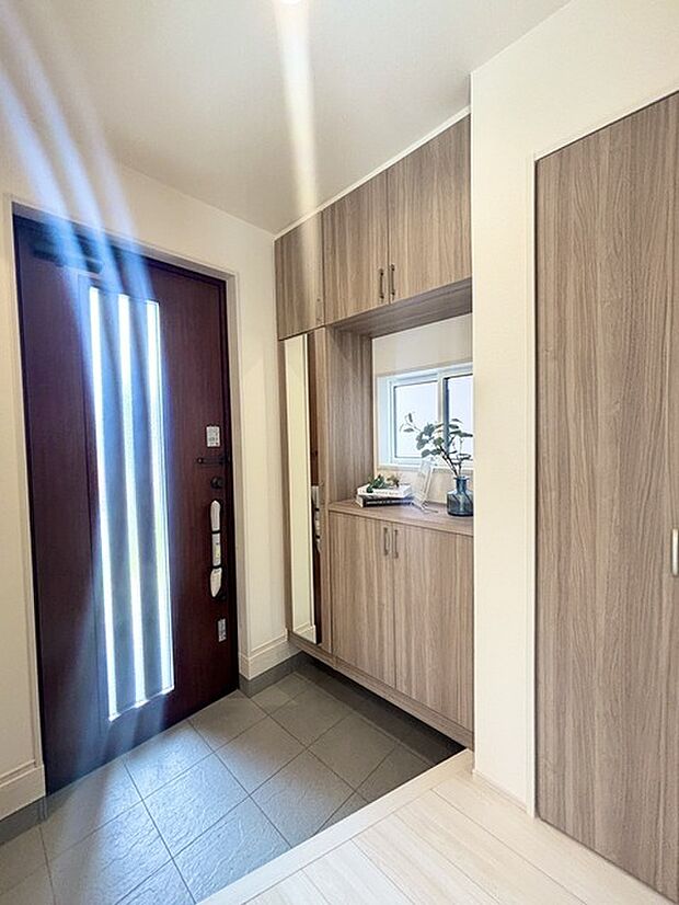 明るく開放的な玄関、靴の脱ぎ履きもしやすく、収納も豊富でご家族皆様の靴をスッキリ収納できます。 