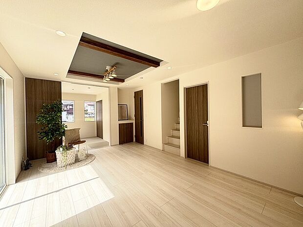 家族団欒のリビング。陽光差し込む食卓には家族の会話とスマイルが溢れます。いつまでもここで食卓を囲みたくなる、そう感じさせてくれるスペース。 