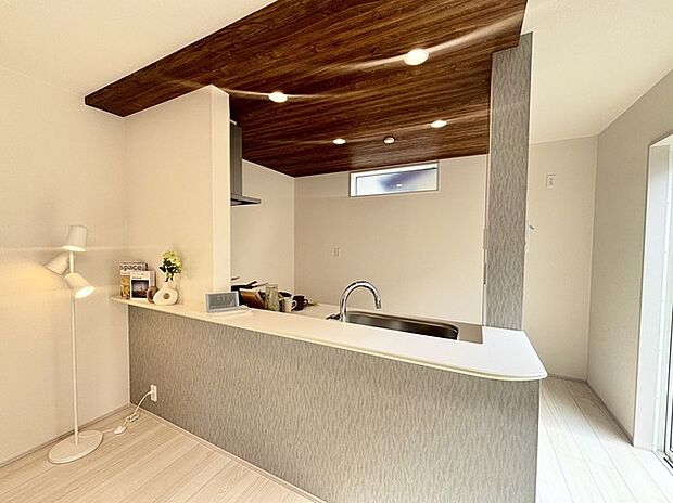 家族の集うリビングには色々な方向から光が差し込む設計に。家族のコミュニケーションが弾むスポットだから明るい雰囲気であってほしい。 