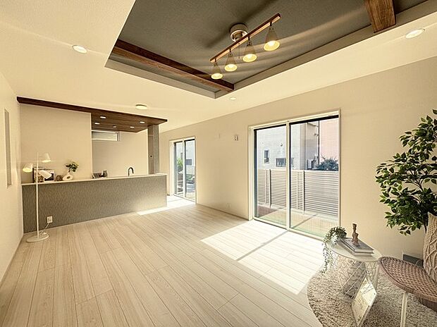 家族や友人、両親、親戚とこれから沢山の時間を紡ぐのだろう。そこを彩るのは窓から見える青い空、心地よい緑。そんなイメージが膨らむリビングスペース。 