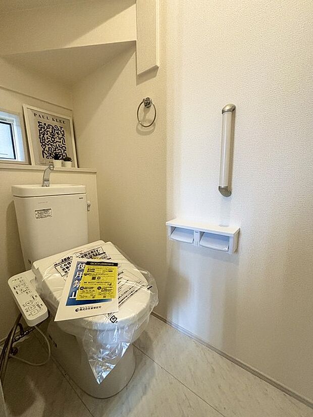 ウォシュレット機能付きのトイレ。換気のしやすい窓付きで、収納もあり実用性も兼ね備えた造り。 