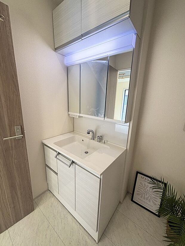 お出かけ前の身だしなみに一歩差がつく三面鏡。ミラー裏にはたっぷり収納もございます。 