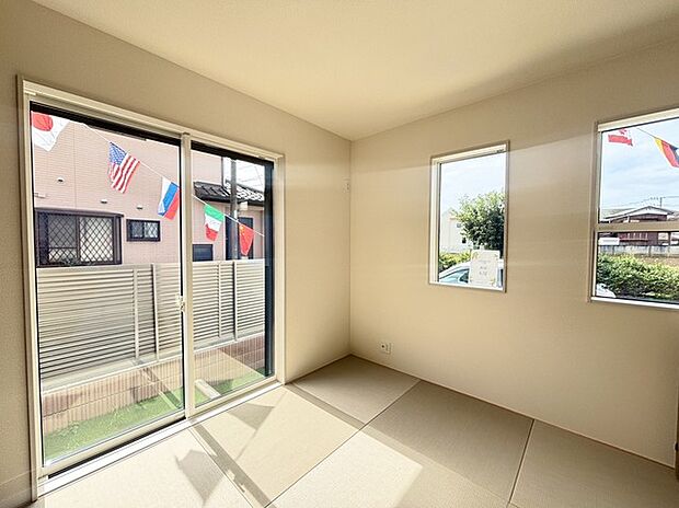 扉を開放するとLDKと洋室を一体利用できる空間！扉を閉めると独立した空間としても活用できます。 