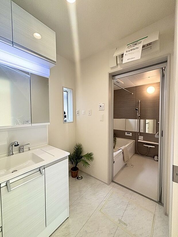 ゆとりの洗面スペースで朝の身支度もスムーズに行えます。 