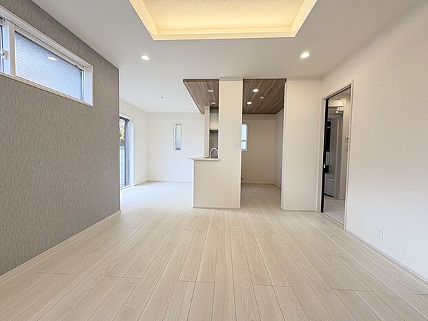 家族団欒のリビング。陽光差し込む食卓には家族の会話とスマイルが溢れます。いつまでもここで食卓を囲みたくなる、そう感じさせてくれるスペース。 