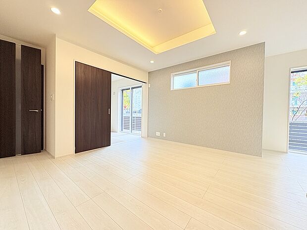 家族団欒のリビング。陽光差し込む食卓には家族の会話とスマイルが溢れます。いつまでもここで食卓を囲みたくなる、そう感じさせてくれるスペース。 