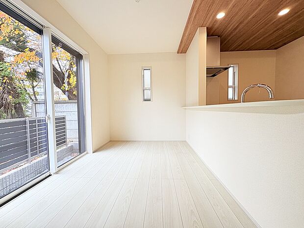 家族や友人、両親、親戚とこれから沢山の時間を紡ぐのだろう。そこを彩るのは窓から見える青い空、心地よい緑。そんなイメージが膨らむリビングスペース。 