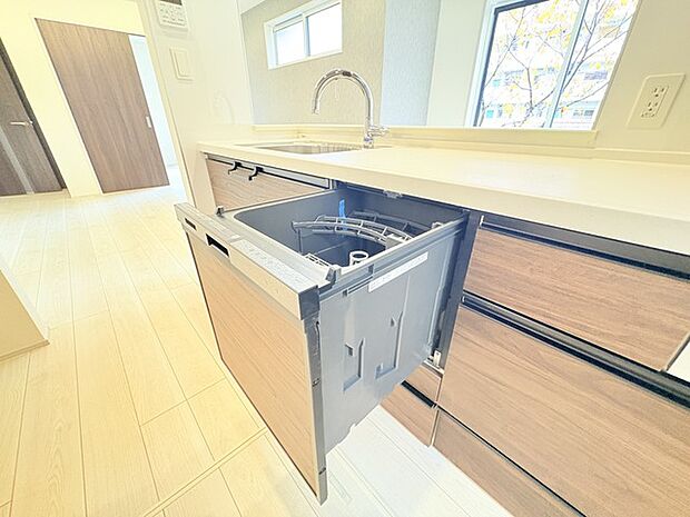 家事時間を短縮できる食洗器付き、毎日の負担を減らしてお料理を楽しめる嬉しい設備です。 