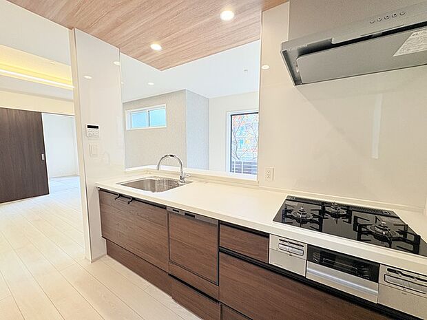 家族が一番集まる場所だから広々としつつも素敵な空間であって欲しい。皆がくつろぐリビングからキッチンまでが一つに繋がる空間。 