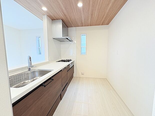 キッチンはオープンカフェスタイルだからリビングとの一体感はバッチリ。毎日のお料理時間も楽しくなりそうです。 