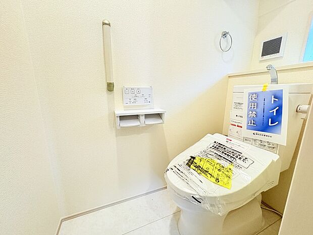 ウォシュレット機能付きのトイレ。換気のしやすい窓付きで、収納もあり実用性も兼ね備えた造り。 