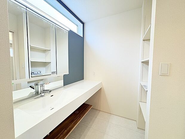 お出かけ前の身だしなみに一歩差がつく三面鏡。ミラー裏にはたっぷり収納もございます。 