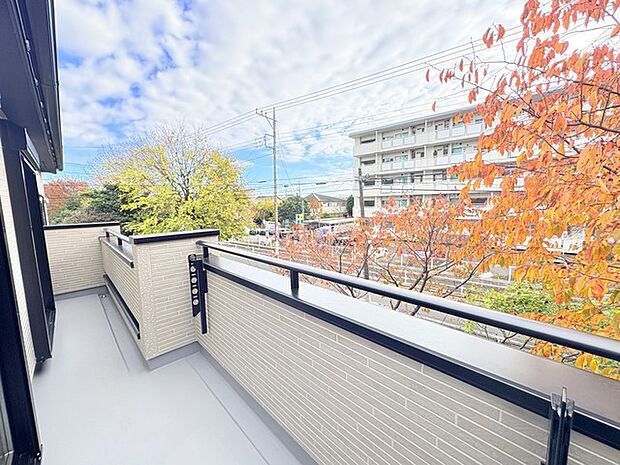 南側のお部屋から出入りできる、奥行きのあるワイドバルコニー。心地よい陽射しと暖かな風を楽しむことが出来ます。 