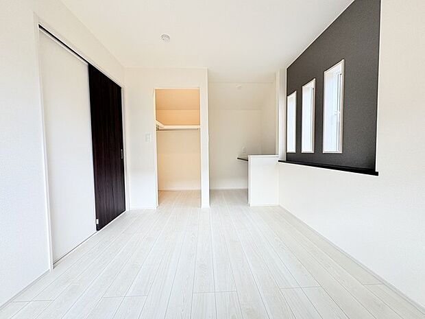 アクセントクロスを使用したオシャレな洋室。窓からそそぐ陽の光が眩しいベッドルームは、朝の目覚めが心地良く迎えられそうです。 