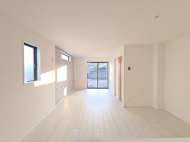 【ＬＤＫ／約18.25帖】 家族や友人、両親、親戚とこれから沢山の時間を紡ぐのだろう。そこを彩るのは窓から見える青い空、心地よい緑。そんなイメージが膨らむリビングスペース。 