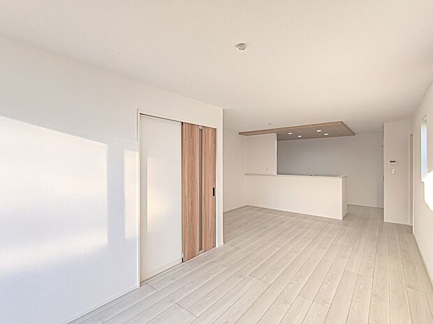 【ＬＤＫ／約18.25帖】 家族団欒のリビング。陽光差し込む食卓には家族の会話とスマイルが溢れます。いつまでもここで食卓を囲みたくなる、そう感じさせてくれるスペース。  