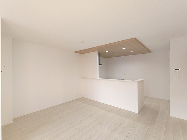 【ＬＤＫ／約18.25帖】 家族や友人、両親、親戚とこれから沢山の時間を紡ぐのだろう。そこを彩るのは窓から見える青い空、心地よい緑。そんなイメージが膨らむリビングスペース。 