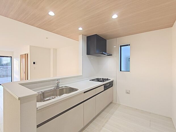 対面式のシステムキッチン。調理しながらでも家族の様子を見守れる為、子育て世帯にもオススメです。