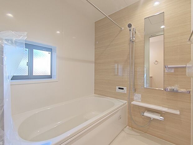 ゆったりと足を伸ばせる1坪サイズのバスルーム。 便利な浴室暖房乾燥機付きです。