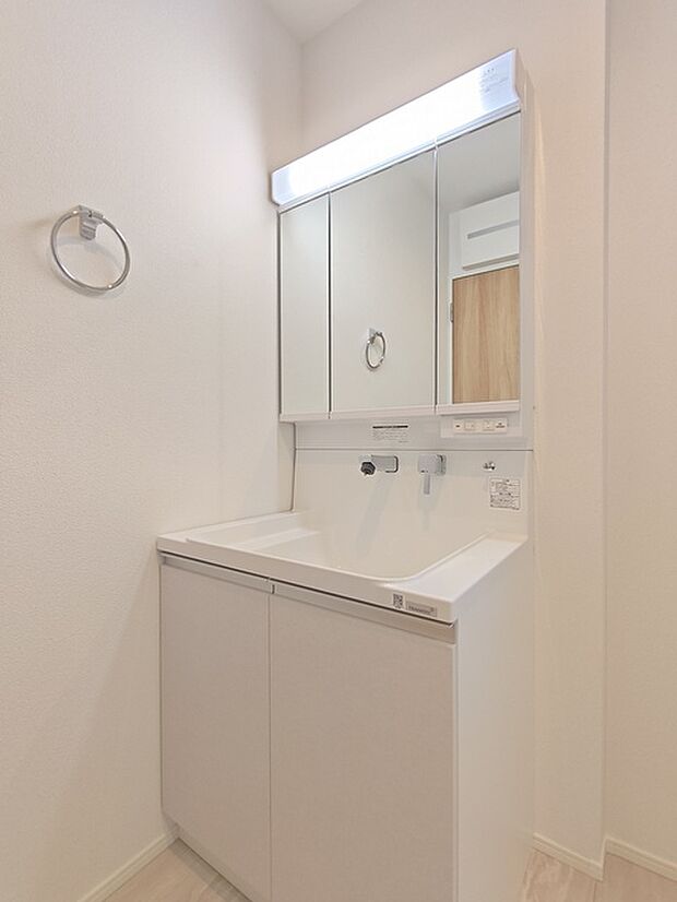 収納付きの洗面化粧台。鏡の裏側も収納棚になっています。