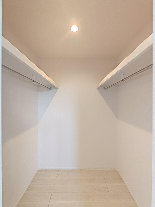 主寝室にはウォークインクローゼット完備！ 衣服はもちろん、大きなお荷物もたくさん収納できる便利空間です。