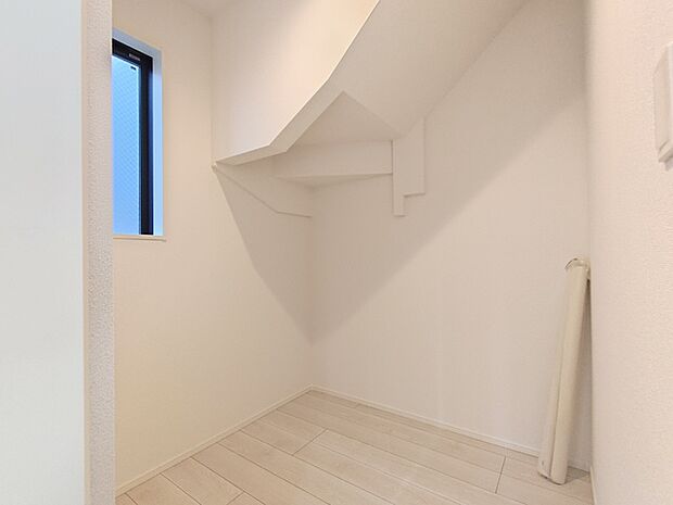 キッチンの横にはパントリー収納あり！乾物食品や食器類の収納に大変便利です。