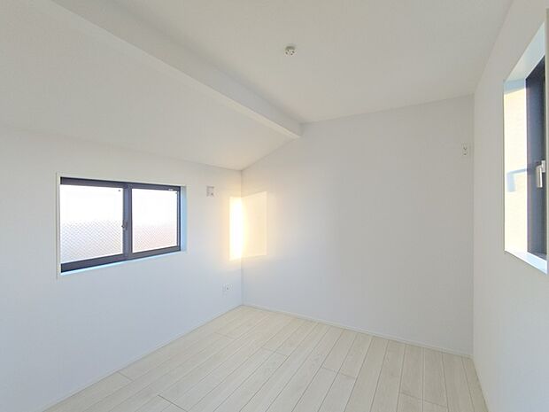 【2階洋室／約5.25帖／東側】 全居室2面採光。明るく風通しの良いお家です。