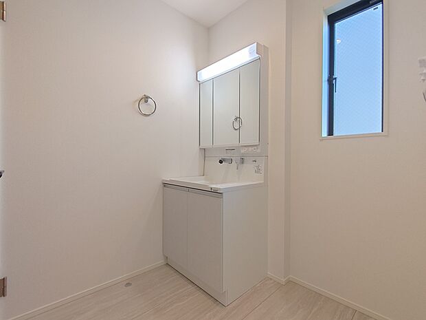 洗濯機置き場の側には換気窓が付いています。 カビが発生しにくい造りです。