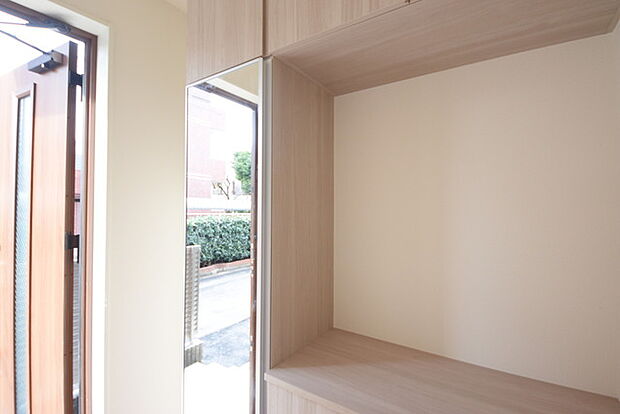 明るく開放的な玄関、靴の脱ぎ履きもしやすく、収納も豊富でご家族皆様の靴をスッキリ収納できます。