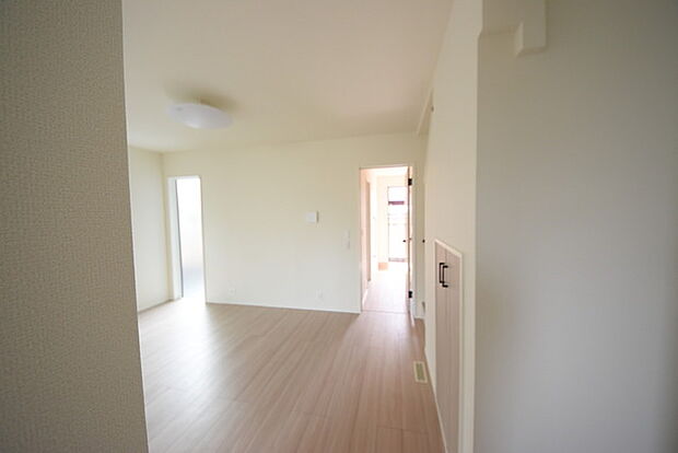 家族団欒のリビング。陽光差し込む食卓には家族の会話とスマイルが溢れます。いつまでもここで食卓を囲みたくなる、そう感じさせてくれるスペース。