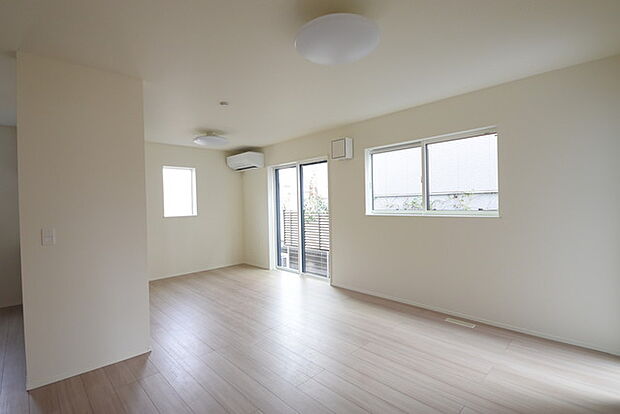 いつも家族の集まるリビングは広々とした16.6帖。通風・採光にも優れ、心安らぐ風と光がたえない空間。汎用性に富んだ居住スペースと、高揚感さえも与えてくれる住空間です。 